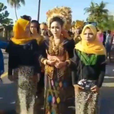 macam kena histeria, pengantin perempuan menangis bekas kekasih jadi pengapit