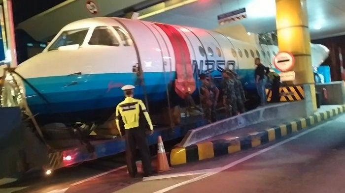 pesawat pertama buatan indonesia tersangkut di plaza tol