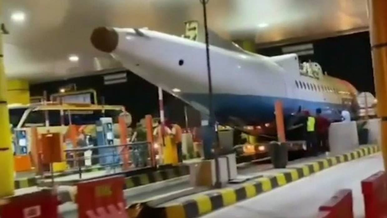 pesawat pertama buatan indonesia tersangkut di plaza tol
