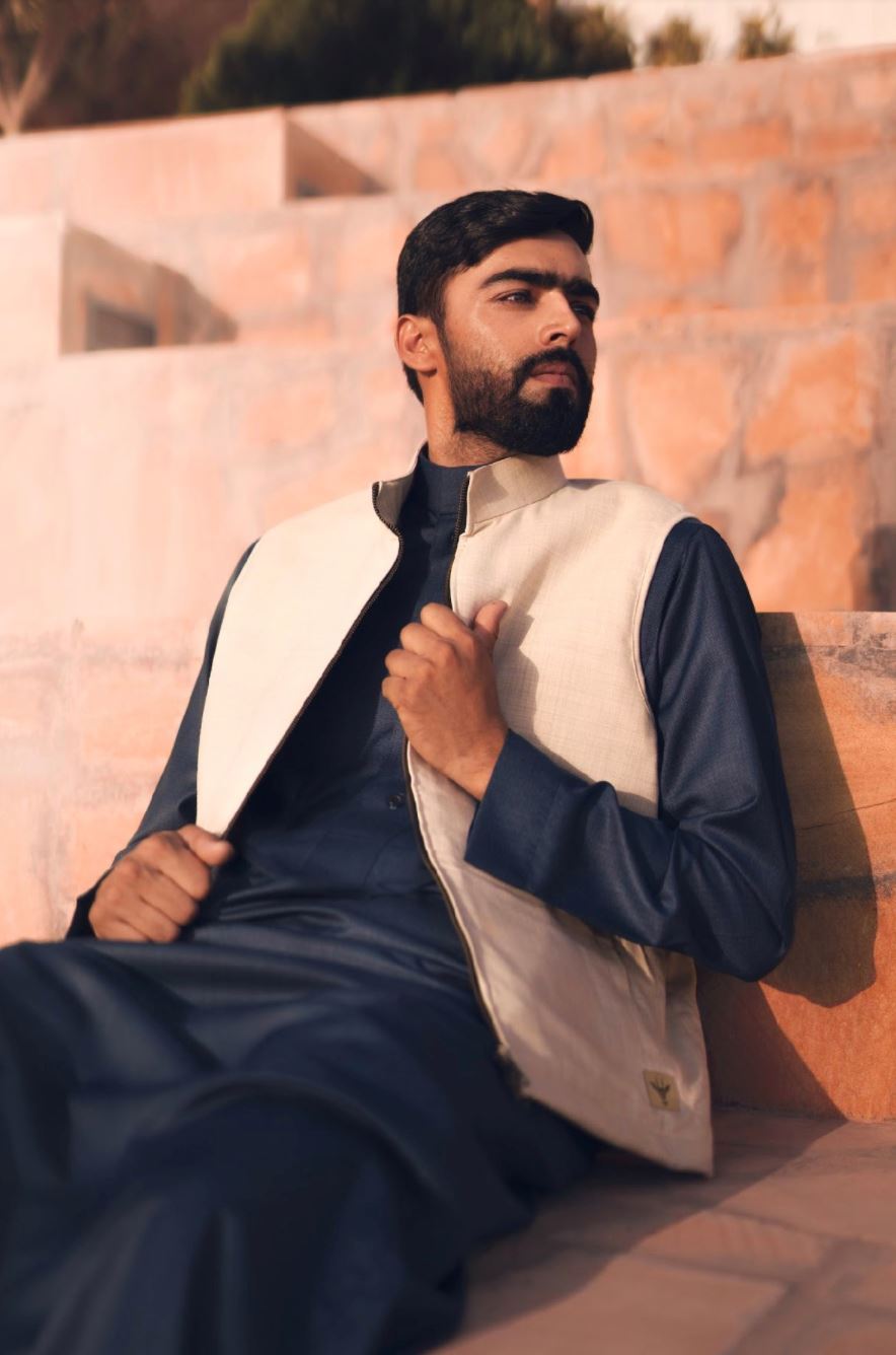 tukang kayu ini jadi model pakaian lepas kawan share gambarnya di twitter