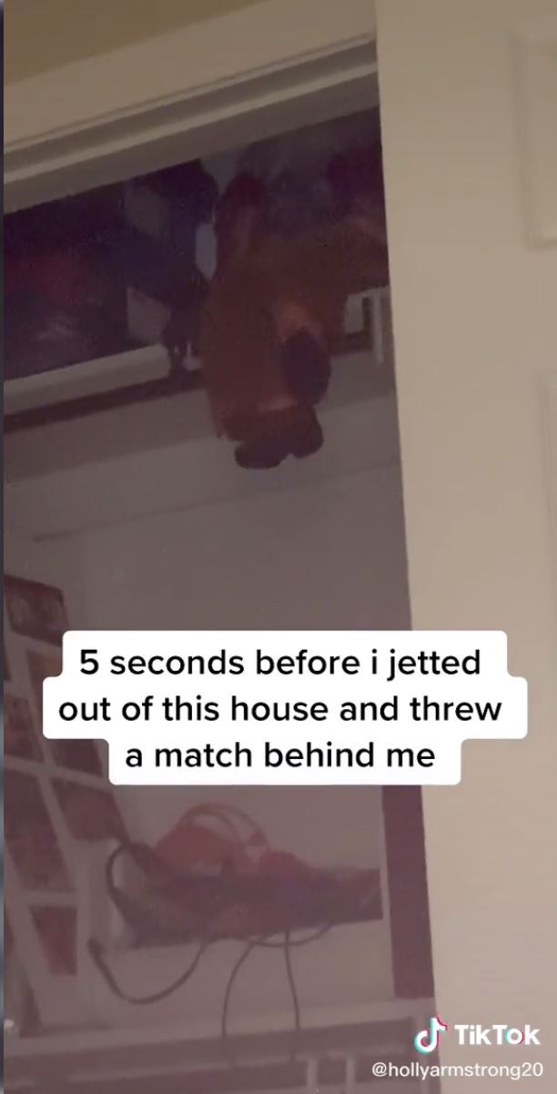 kaki anak patung dalam almari tiba-tiba ayun sendiri! 