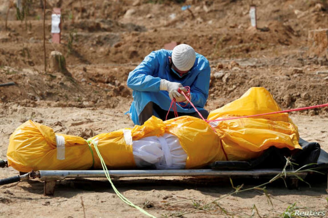 sebak lihat lelaki ini sendirian urus jenazah bapa meninggal akibat covid-19