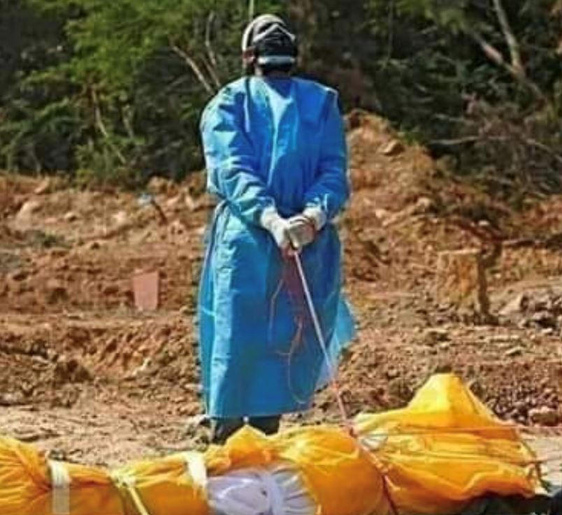 sebak lihat lelaki ini sendirian urus jenazah bapa meninggal akibat covid-19