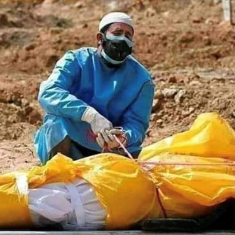 sebak lihat lelaki ini sendirian urus jenazah bapa meninggal akibat covid-19