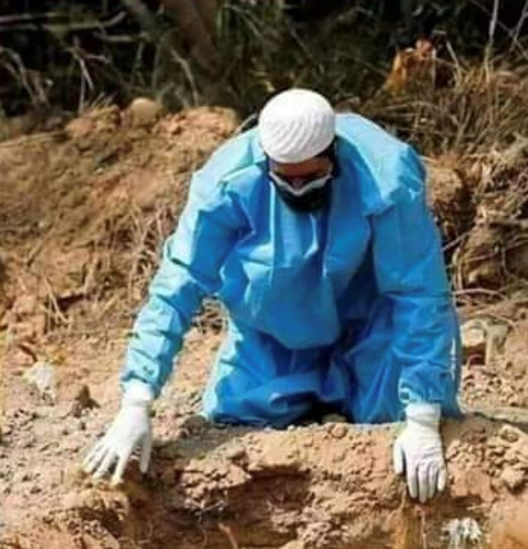 sebak lihat lelaki ini sendirian urus jenazah bapa meninggal akibat covid-19