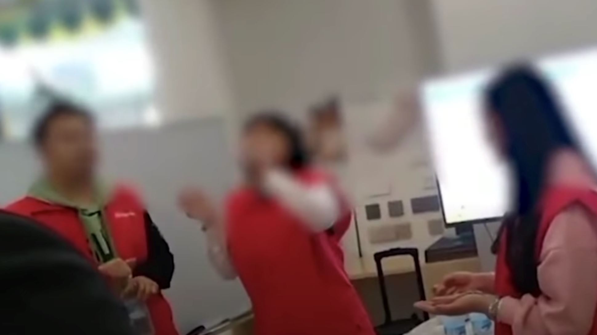 pekerja dipaksa makan cacing hidup sebab tak capai target jualan 