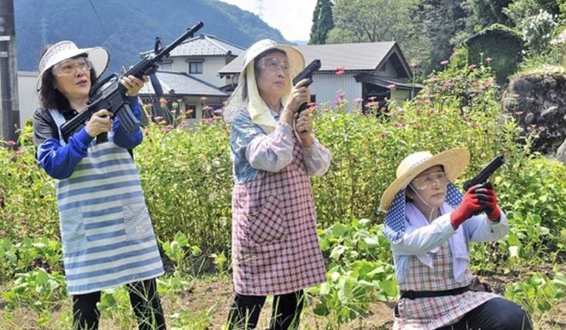 bagai charlie’s angles, tiga warga emas ini jaga kampung dari ancaman monyet