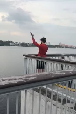 rindu anak & isteri di jb, video lelaki lambai dari singapura jadi tular