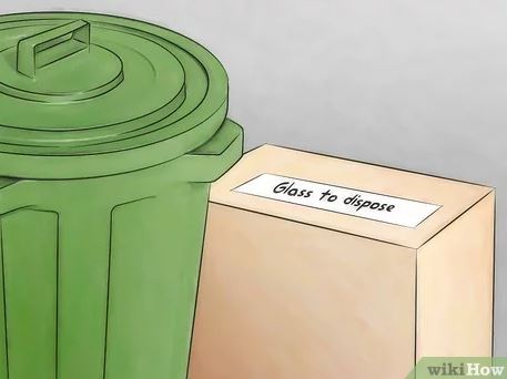 pekerja pembersihan luka terkena kaca, ‘‘tolong jangan buang objek tajam dalam plastik..’’