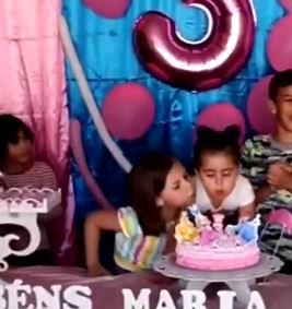 gaduh tiup kek birthday, dua beradik dijemput tiup 500 lilin sepuas hati