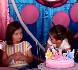 gaduh tiup kek birthday, dua beradik dijemput tiup 500 lilin sepuas hati