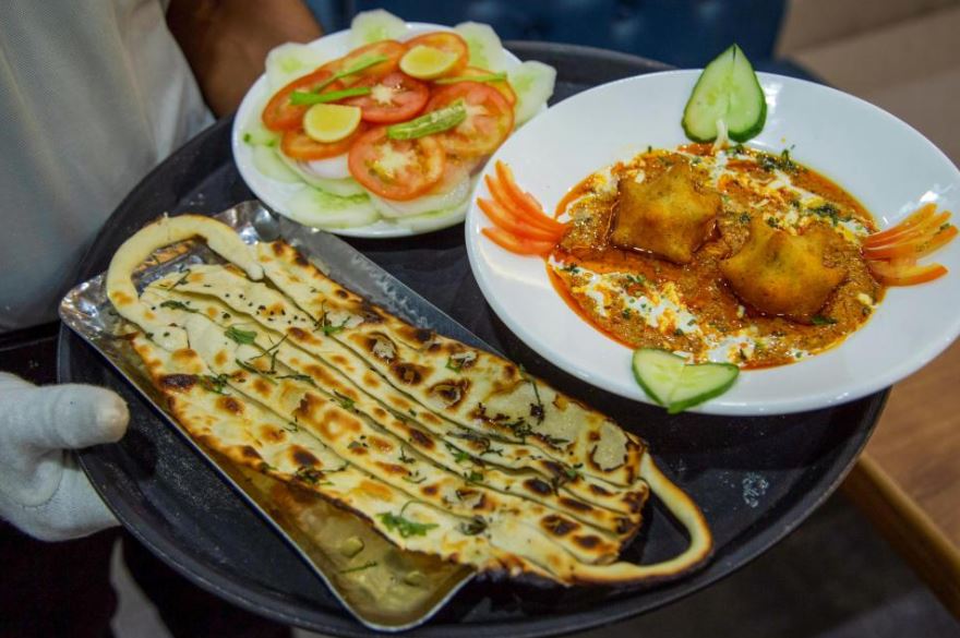kari covid dan naan face mask jadi tarikan restoran di india