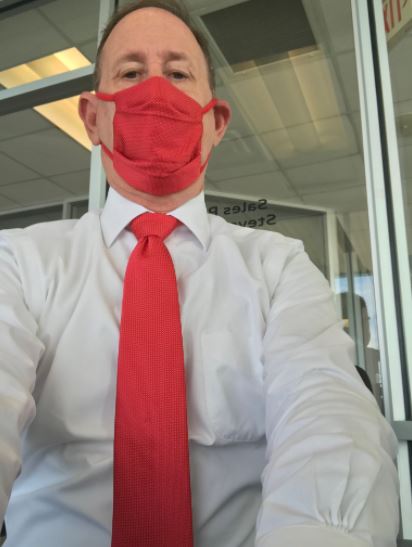 netizen kagum semangat lelaki ini pakai face mask sedondon dengan tali leher