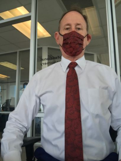 netizen kagum semangat lelaki ini pakai face mask sedondon dengan tali leher