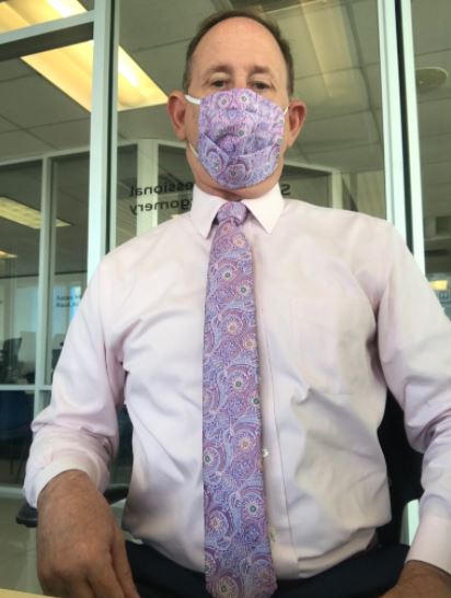 netizen kagum semangat lelaki ini pakai face mask sedondon dengan tali leher