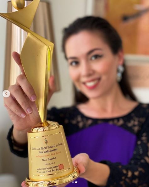 kemenangan antarabangsa pertama, siti saleha terima anugerah asia model awards