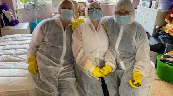 wanita murung hidup berteman sampah dalam rumah selama 20 tahun