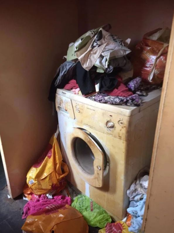 wanita murung hidup berteman sampah dalam rumah selama 20 tahun