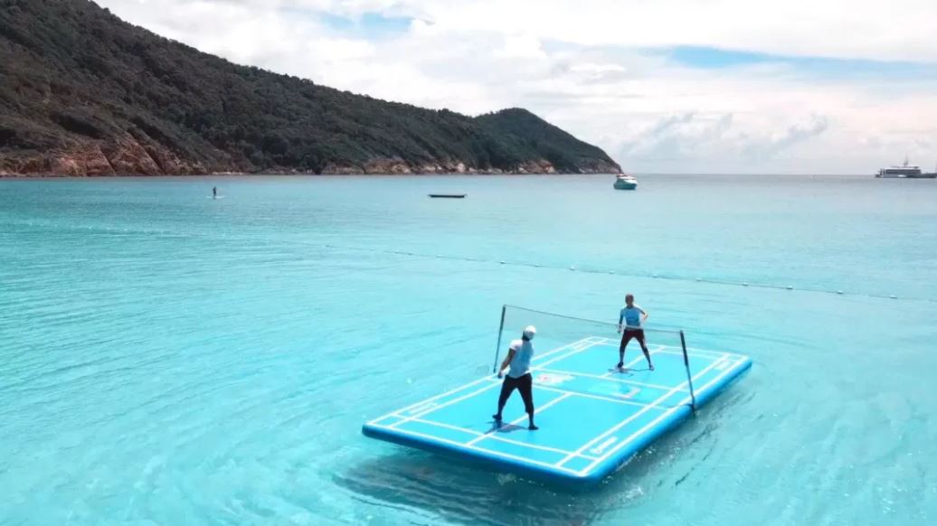 hanya di pulau redang anda boleh main badminton atas lautan!