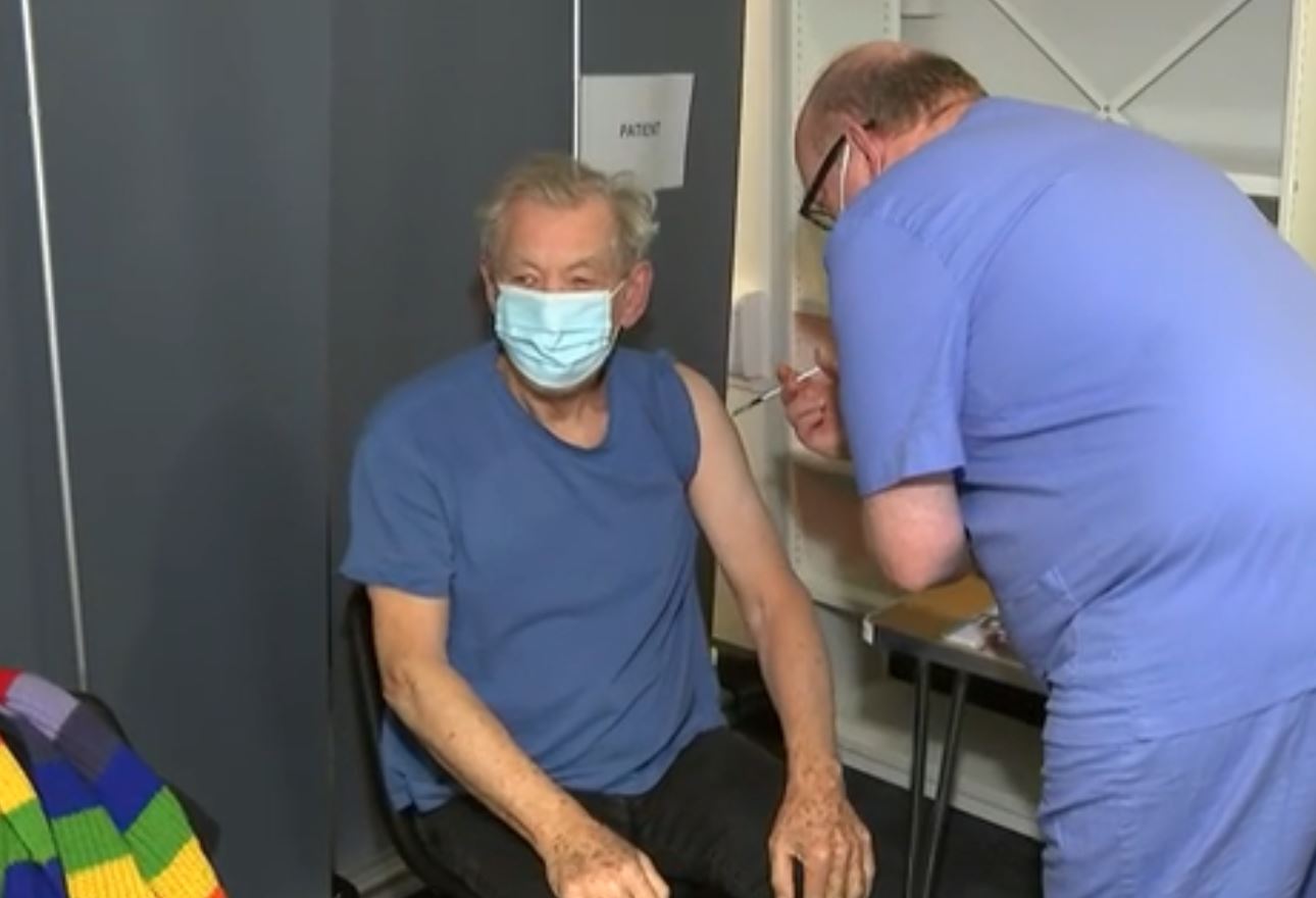 ‘‘ini hari yang sangat istimewa,’’ gandalf terima vaksin covid-19