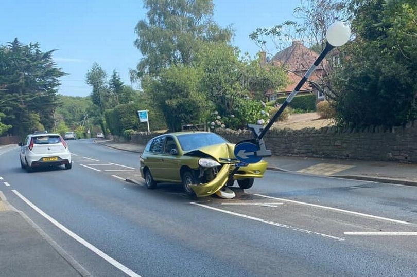ada labah-labah dalam kereta, lelaki panik rempuh papan tanda
