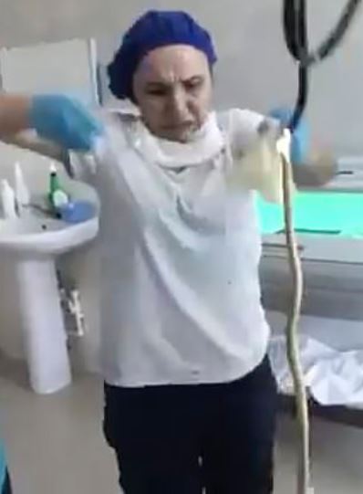 ular 1.2 meter panjang masuk dalam mulut wanita masa tidur