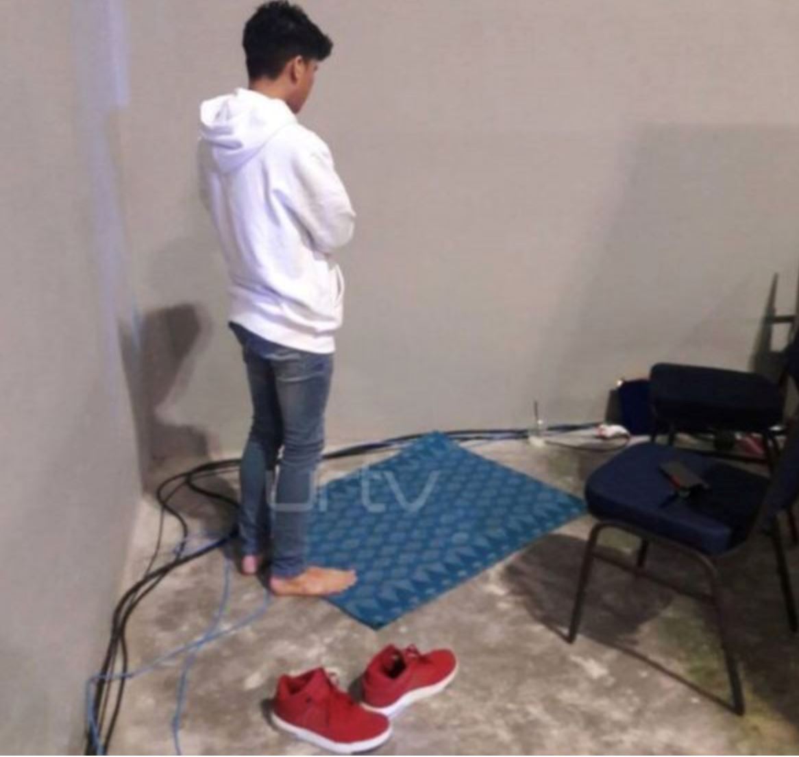 gambar solat belakang pentas, haqiem rusli nafi cuba menunjuk