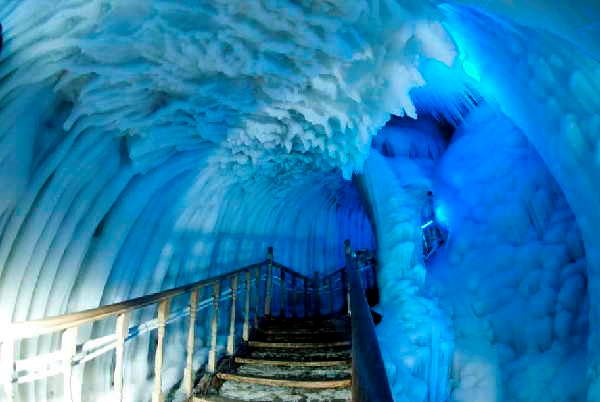 gua yang penuh ais ni tak akan cair walaupun cuaca luar panas terik