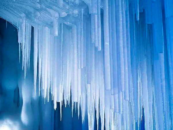 gua yang penuh ais ni tak akan cair walaupun cuaca luar panas terik