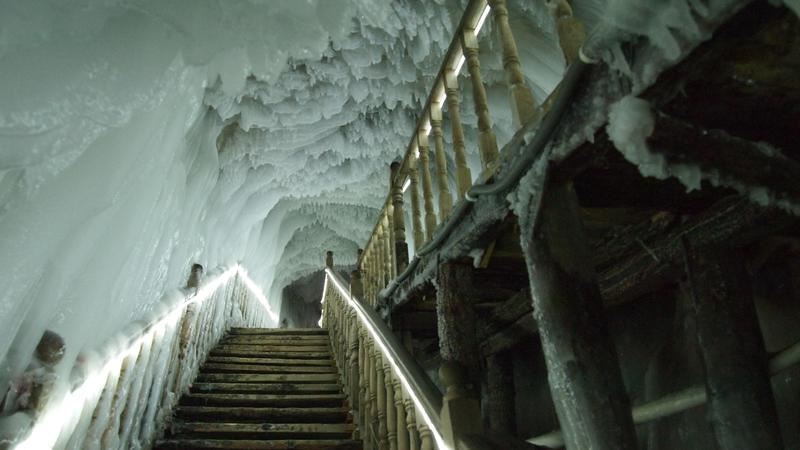 gua yang penuh ais ni tak akan cair walaupun cuaca luar panas terik