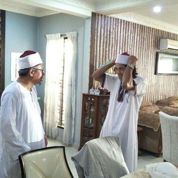iqram terima hadiah dua ekor arnab dari mufti wilayah persekutuan