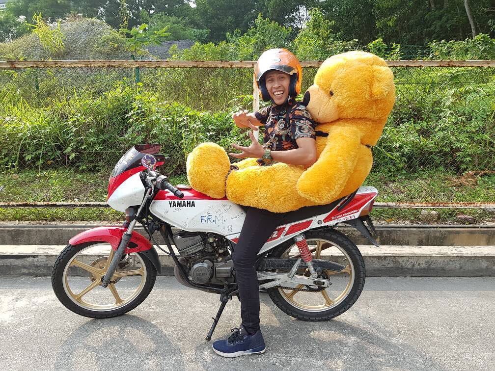 comel betul bila achey bawa teddy bear besar untuk abam