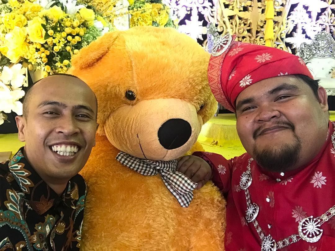 comel betul bila achey bawa teddy bear besar untuk abam