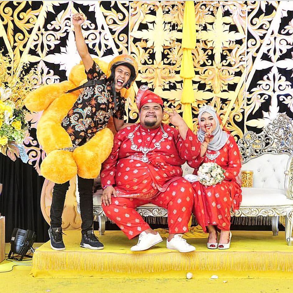 comel betul bila achey bawa teddy bear besar untuk abam