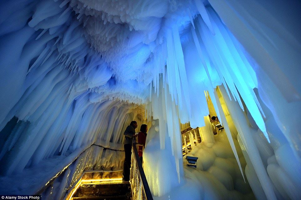 gua yang penuh ais ni tak akan cair walaupun cuaca luar panas terik