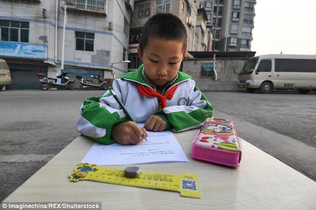 rumah tak ada lampu, belajar tepi jalan dan mampu staright a