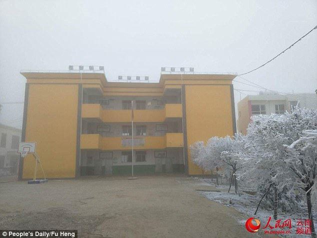 berjalan 4.5km dalam cuaca sejuk, rambut budak ni jadi beku bila sampai sekolah