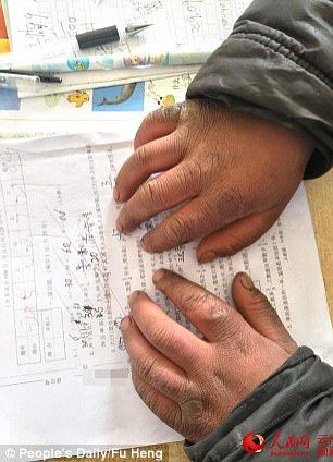 berjalan 4.5km dalam cuaca sejuk, rambut budak ni jadi beku bila sampai sekolah