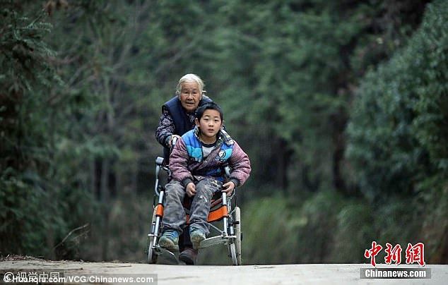 dah berumur 76 tahun, nenek ni sanggup jalan 24km hantar cucu lumpuh ke sekolah