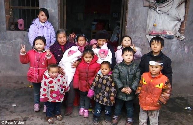 wanita buta dan lelaki pekak ni kena jaga 12 cucu yang ditinggalkan anak pada mereka