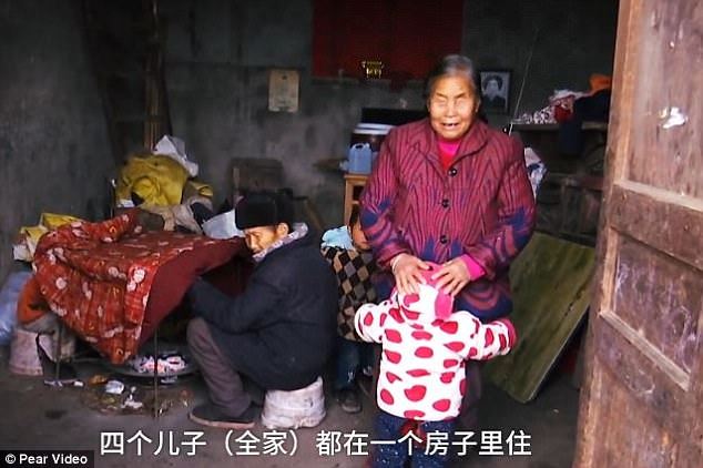 wanita buta dan lelaki pekak ni kena jaga 12 cucu yang ditinggalkan anak pada mereka