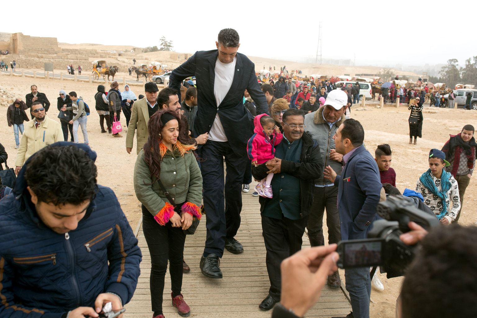 jadi perhatian bila lelaki paling tinggi di dunia bertemu wanita paling rendah di dunia