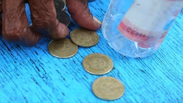 wanita 74 tahun setiap hari kutip duit syiling di dasar laut untuk hidup