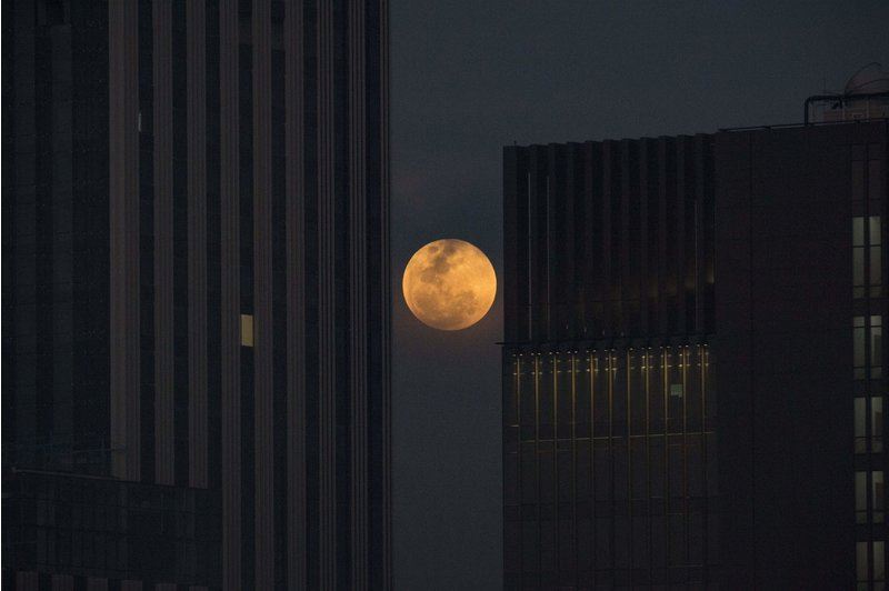 gambar fenomena gerhana bulan penuh seluruh dunia. terpegun tengok!