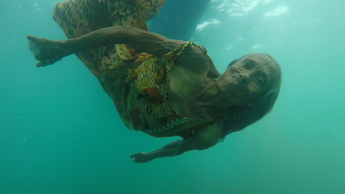 wanita 74 tahun setiap hari kutip duit syiling di dasar laut untuk hidup