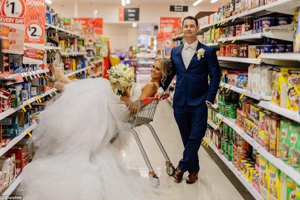 lain daripada yang lain, pengantin pose kahwin kat pasaraya