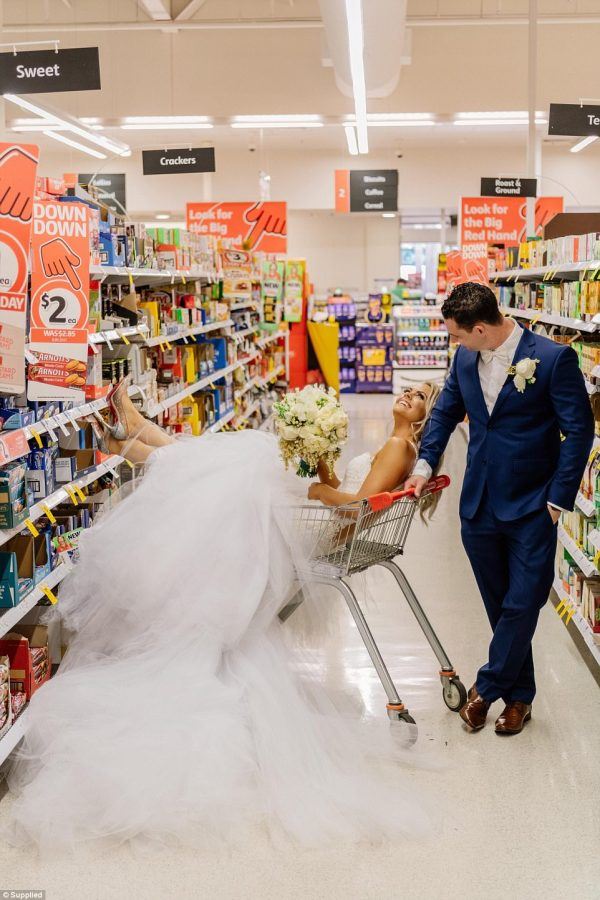 lain daripada yang lain, pengantin pose kahwin kat pasaraya