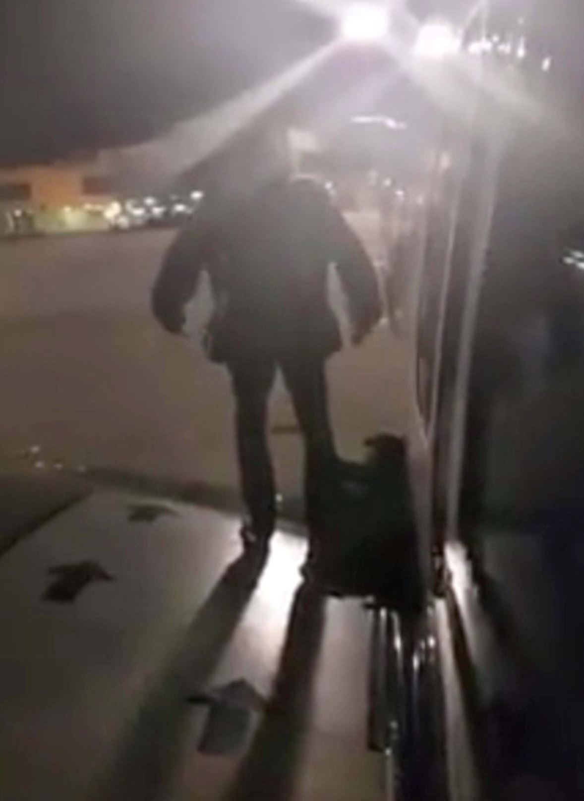 keluar dan duduk pada sayap pesawat sebab pintu lambat buka