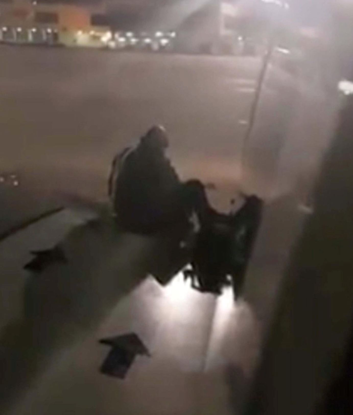 keluar dan duduk pada sayap pesawat sebab pintu lambat buka