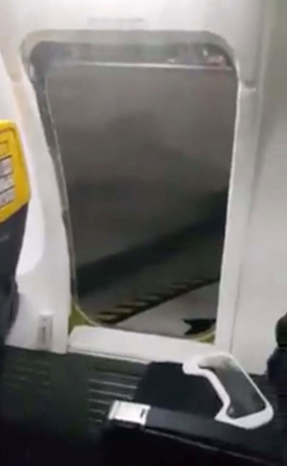 keluar dan duduk pada sayap pesawat sebab pintu lambat buka